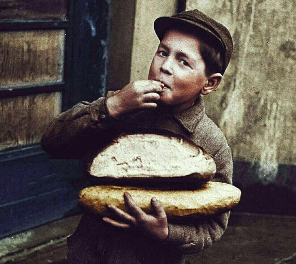 Дайте человеку хлеб. Мальчик с булкой хлеба. Мальчик ест хлеб. Мальчик с хлебом. Человек батон
