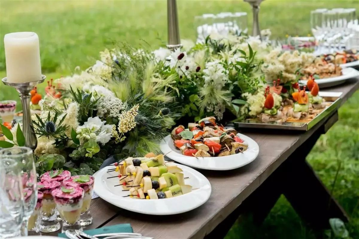 Стол на даче с шашлыками. Праздничный стол с шашлыком. Стол на природе. Стол на день рождения летом. Еда на день рождения на природе.