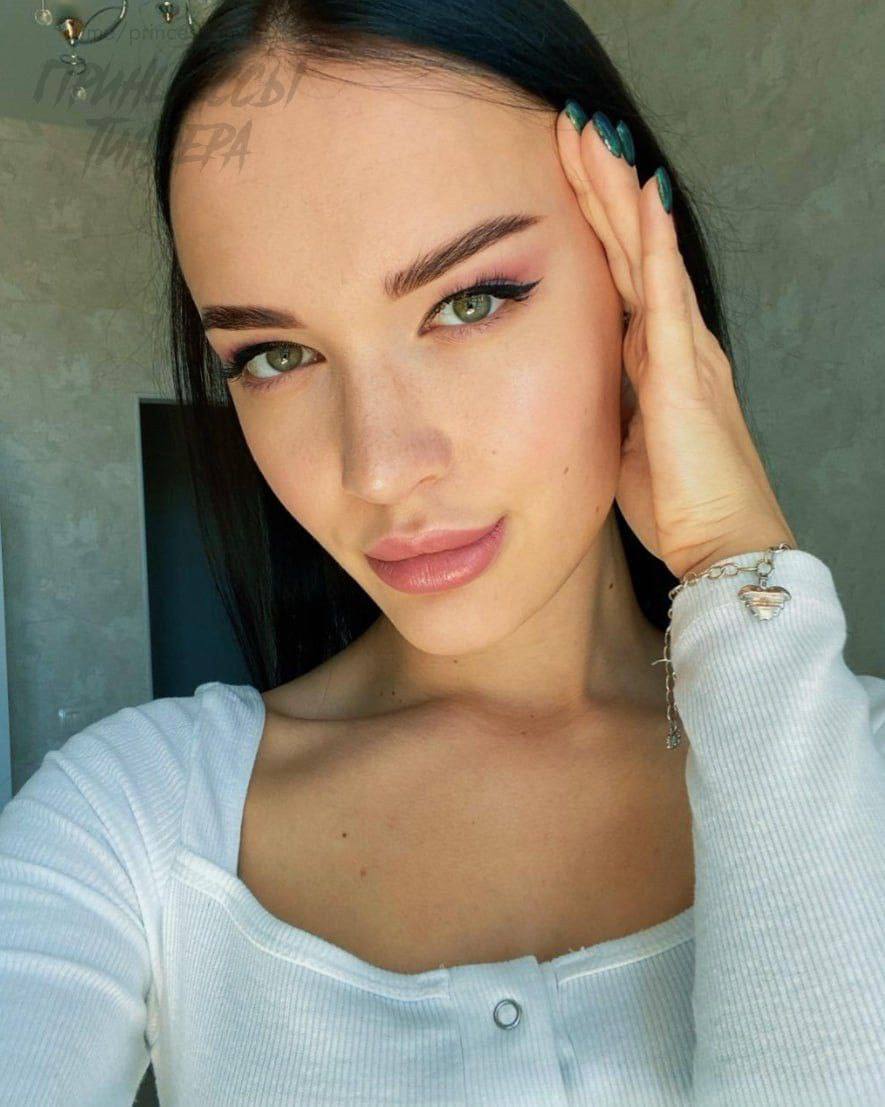 Ловите эту горячую брюнеточку с классной фигуркой 🥰 Девчонка очень активна...