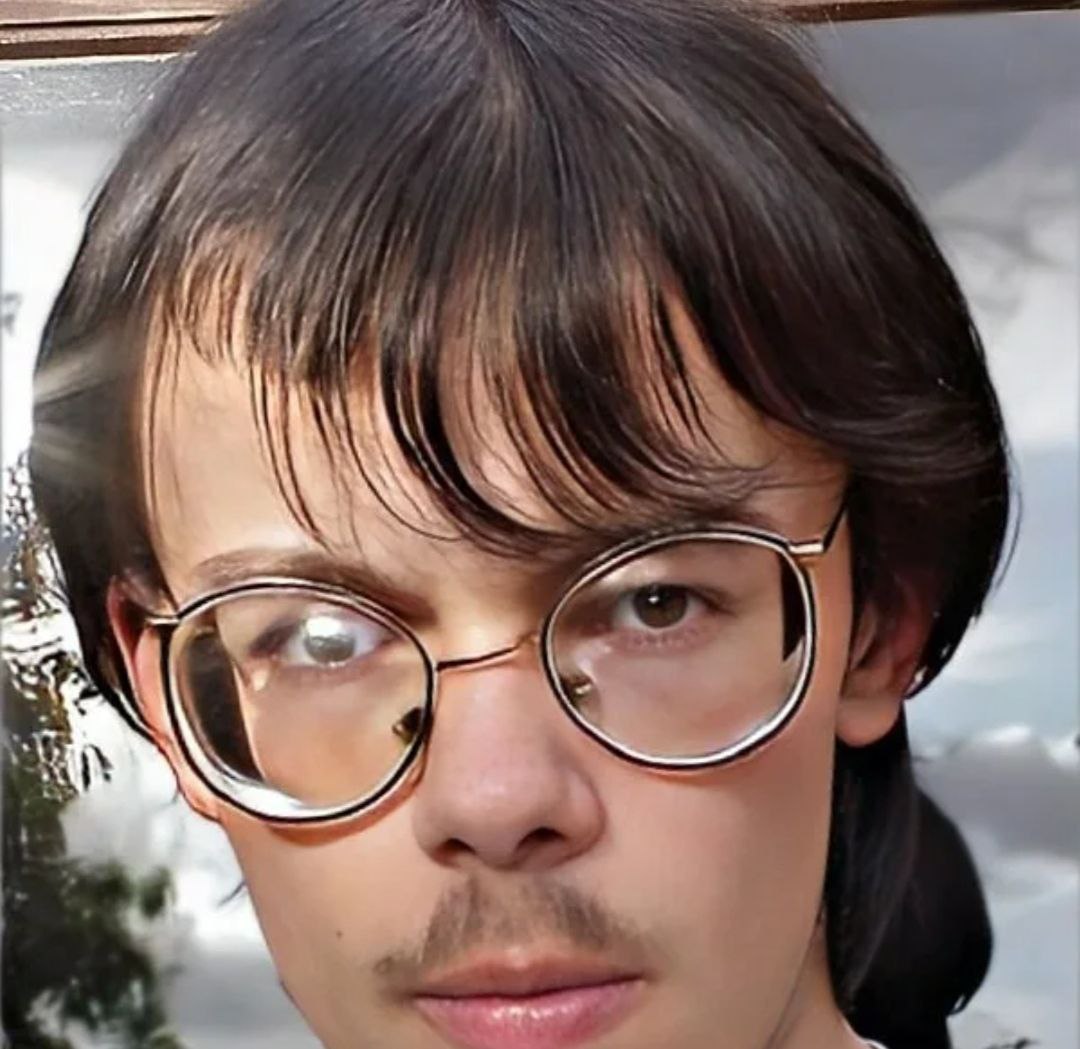 Главные очкарики. Ботаник с круглыми очками. Главные очкарики. Ботаник в очках. Главные очкарики.