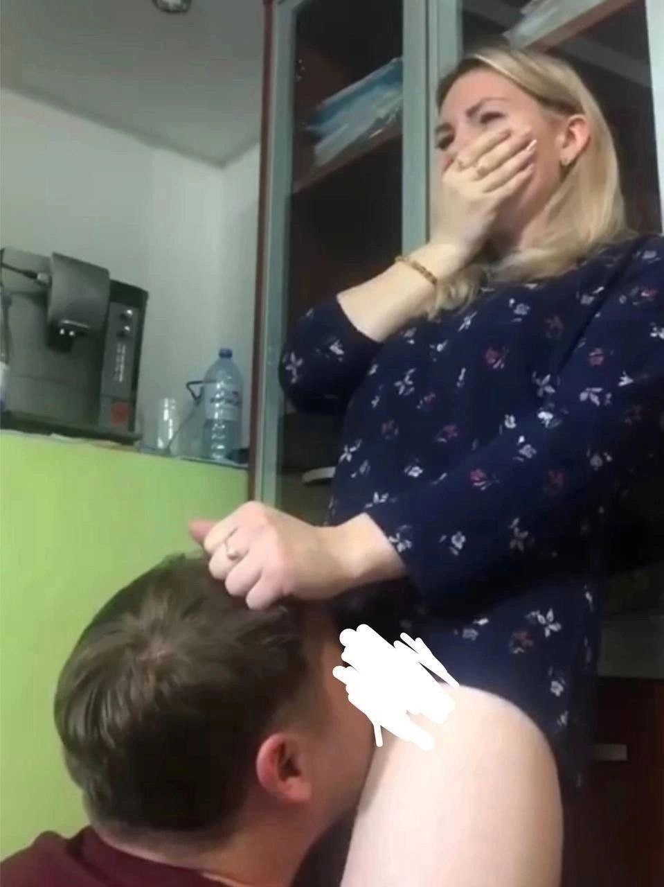 Лупит куньку начальнице