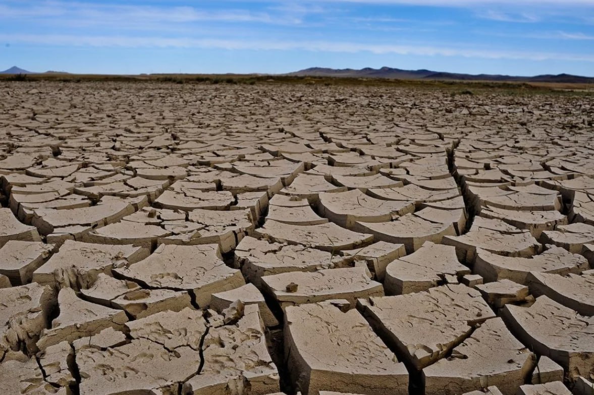 Эрозия почвы в пустыне. Ветровая эрозия в пустыне. Почвенная эрозия. Водная и ветровая эрозия почв. Эрозия и дефляция почв.