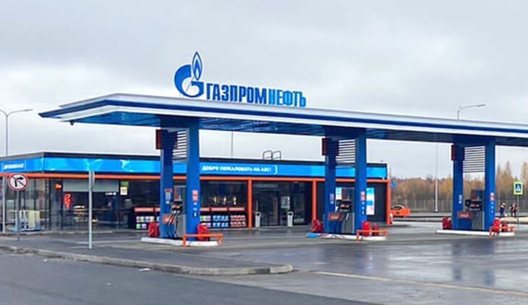 Заправочная станция метан. Заправочная станция трасса. Азс трасса adblue. Азс трасса ижевск. Азс лукойл на трассе м11 санкт-петербург москва.