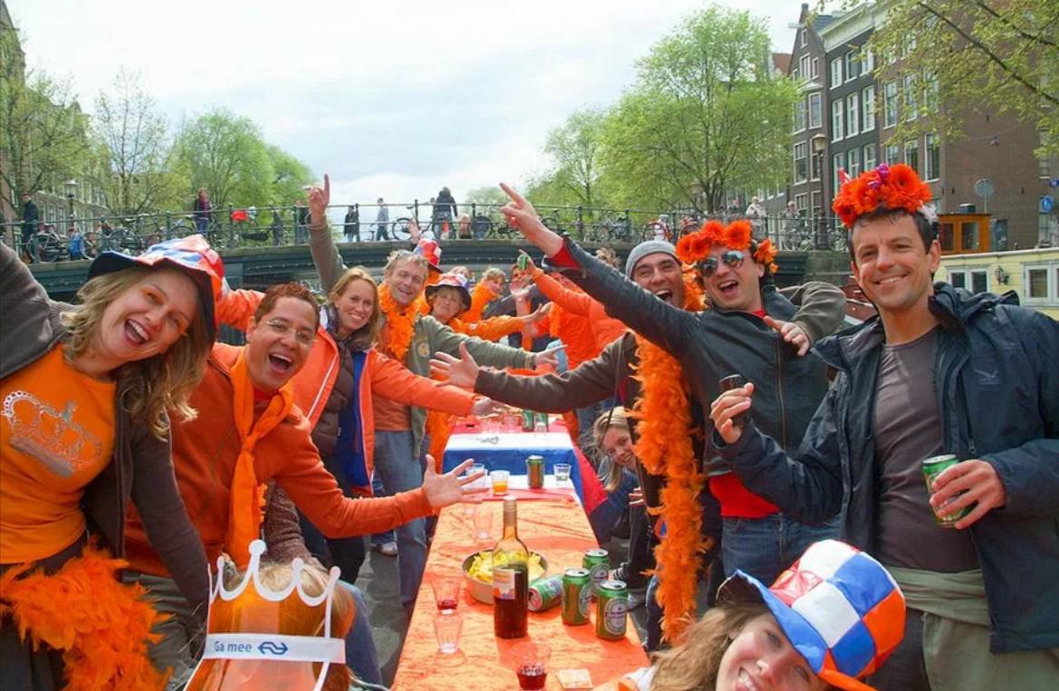 Жители голландии. Национальный костюм голландии. Голландцы внешность. Нидерландцы народ. Голландцы живут.