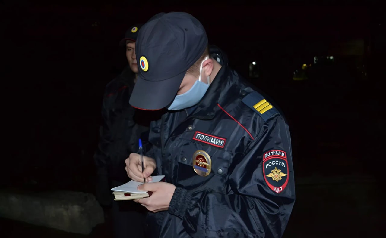 Полицейский ночью. Полиция зимой ночью. Проблесковые маячки полиции сша. Машина "полиция". Полицейский ночью.